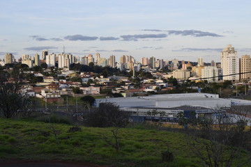 Fototapeta na wymiar Horizonte de cidade com prédio de concreto