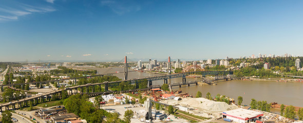 Naklejka premium Widok z lotu ptaka na teren przemysłowy w Surrey w pobliżu mostu Pattullo. Zrobiono w Greater Vancouver, British Columbia, Kanada.