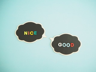 吹き出しにNICEとGOODの単語