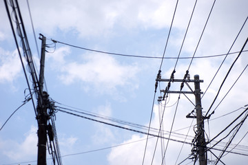 Fototapeta premium 夏の空・電柱・日本の郊外