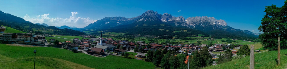 Fototapeta na wymiar Berg Panorama vom Wiler Kaiser im Tirol. Die Stadt Ellmau im Vordergrund.