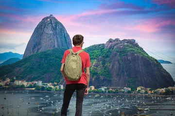 Poster man loopt langs Rio de Janeiro © Aliaksei