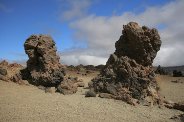 Fototapeta na wymiar rocas con desierto y cielo azul de fondo