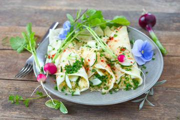 Schnittlauch-R&ouml;llchen mit K&auml;se und Gurken
