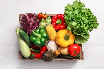 Poster Im Rahmen Crate with different fresh vegetables on light background, top view © New Africa