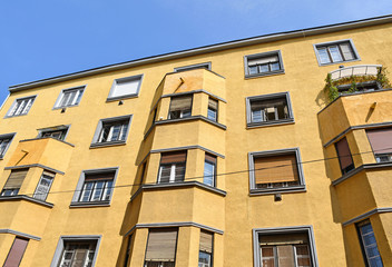 Fototapeta na wymiar Bauhaus style apartment building in the city