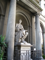 Fototapeta premium statue in the columns