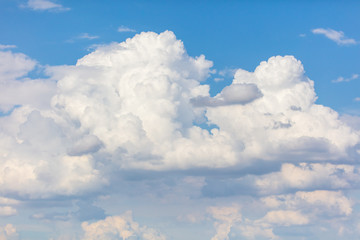 Obraz na płótnie Canvas Clouds in the blue sky fly in the air