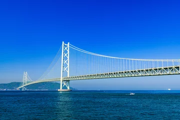 Photo sur Plexiglas Bleu foncé [Paysage de la préfecture de Hyogo] Le pont Akashi Kaikyo (également connu sous le nom de Pearl Bridge) reliant Kobe et Awaji, pris sur fond de ciel bleu clair.