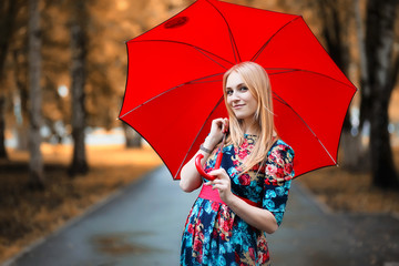 Obraz premium Girl in the street with an umbrella