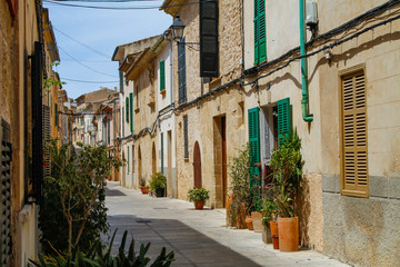 Fototapeta na wymiar Altstadt von Alcudia Gasse Häuser Mallorca Spanien