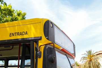 Gelber Bus an einer Haltestelle von Alcudia Mallorca Spanien blauer Himmel Führerhaus Einstieg Verkehrsmittel © Tobias Langner