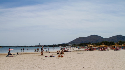 Fototapeta na wymiar Strandlandschaft vom Stadtstrand Alcudia Mallorca Playa de Alcudia baden blauer himmel Sandstrand