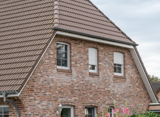 Fenster in weiß unterm Dach