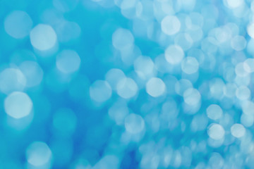 Close up blurred and bokeh refection lighting of droplet on blue screen background.