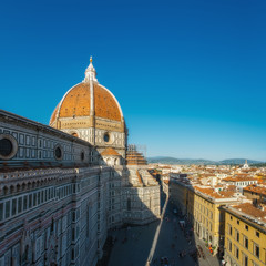 Fototapeta premium Panoramę miasta Florencja, Włochy. Widok z lotu ptaka na panoramę miasta z katedry Santa Maria del Fiore (Bazylika Najświętszej Marii Panny) w ciągu dnia