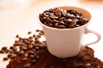 Nahaufnahme von Kaffeebohnen in einer Kaffeetasse