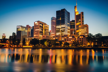Obraz premium Modern panorama of Frankfurt at evening