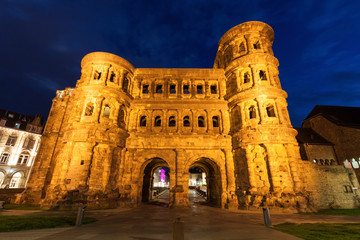 Fototapeta premium Porta Nigra in Trier at night