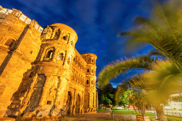 Fototapeta premium Porta Nigra in Trier at night