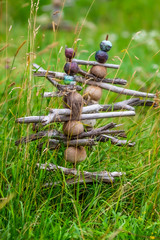 Landleben, Steine und Åste als Schmuck