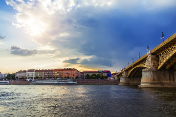 Fototapeta na wymiar Storm clouds over the Margit bridge on the danube in Budapest