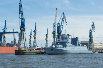 Marineschiff in der Werft Schiffbau Rüstungsexport