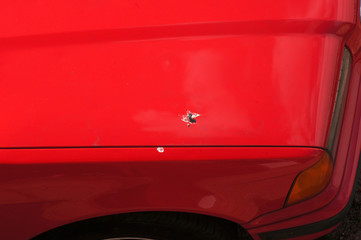Vogelkot auf rotem Autolack