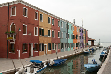 Fototapeta na wymiar porto con città colorata