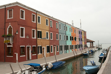 Fototapeta na wymiar porto con città colorata