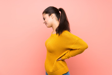 Obraz premium Teenager girl over isolated pink wall suffering from backache for having made an effort