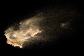 Fotobehang Droge rivier zand explosie geïsoleerd op zwarte achtergrond. Abstracte zandwolk. Bruin gekleurde zandplons tegen donkere achtergrond. © Pattadis