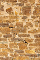 Schöne helle Sandsteinmauer von einem alten Bauernhof ohne Bewuchs mit vielen unterschiedlich...