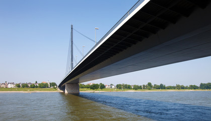 Brücke über den Rhein in Düsseldorf