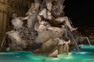 Fontana dei Quattro Fiumi mit Piazza Navona  Nachtaufnahme -  Rom Italien © Frozen Action