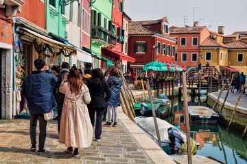 Fototapeta na wymiar kanal mit bunten häusern und touristen in burano, italien