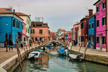 malerische idylle an einem kanal in burano, italien - obrazy, fototapety, plakaty
