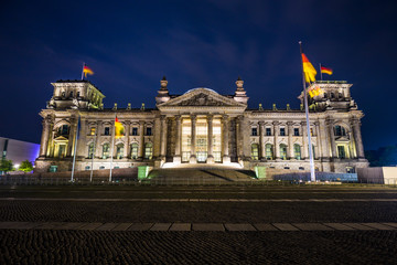 Naklejka premium German parliament (Reichstag) building in Berlin at night