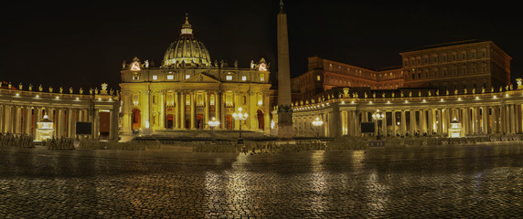 Fototapeta na wymiar Petersplatz mit Vatikan in Rom Italien, Nachtaufnahme Panorama