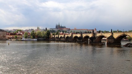 Puente Carlos en la hermosa Praga, República Checa