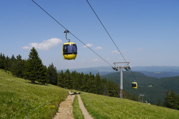 Wanderweg unter Seilbahn im Schwarzwald