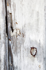 puerta de madera vieja y antigua pintada de blanco con tirador de hierro oxidado en las Alpujarras en Andalucia, España © tingitania