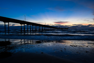 Obraz premium Zachód słońca na molo Ocean Beach w San Diego w Kalifornii, USA