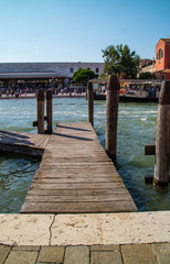 atracador de barcos ou pear em Veneza, Italia. Usado para aportar as gondolas, vaporetto e taxi - obrazy, fototapety, plakaty