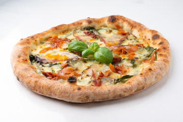 Pizza gourmet con bottarga, guanciale e asparagi