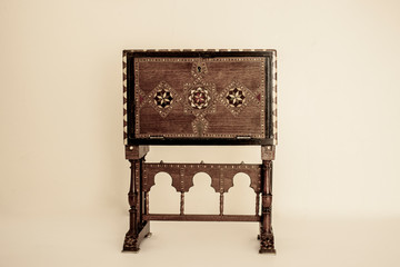 El bargueño es un mueble de madera de origen español, fabricado entre los siglos XVI al XVIII, concebido para escribir o archivar papeles. Adornado con marquetería, que es el arte o técnica de chapar 