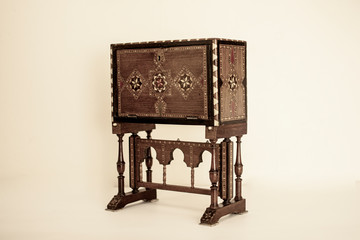 El bargueño es un mueble de madera de origen español, fabricado entre los siglos XVI al XVIII, concebido para escribir o archivar papeles. Adornado con marquetería, que es el arte o técnica de chapar 