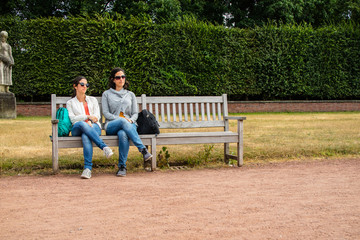 Bancos de jardim em um parque arborizado ótimo para descanso, ao redor do mundo (coleção de...