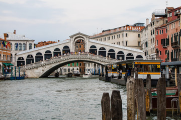 Ponte de Rialto em Florença onde existe hoje varias lojas de joias e outros objetos, Italia
