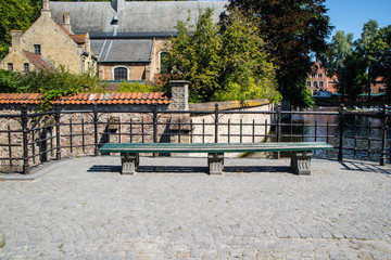 Obraz premium Bancos de jardim em um parque arborizado ótimo para descanso, ao redor do mundo (coleção de bancos)